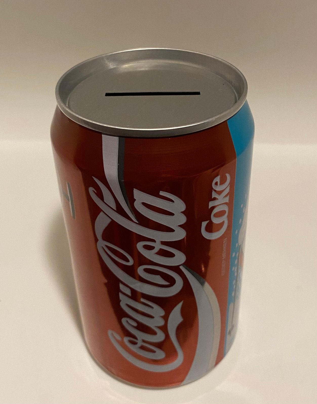 Spaarpot Coca-cola met ijsbeer op skiën vorm van een blikje, Verzamelen, Ophalen of Verzenden, Zo goed als nieuw, Overige, Overige merken