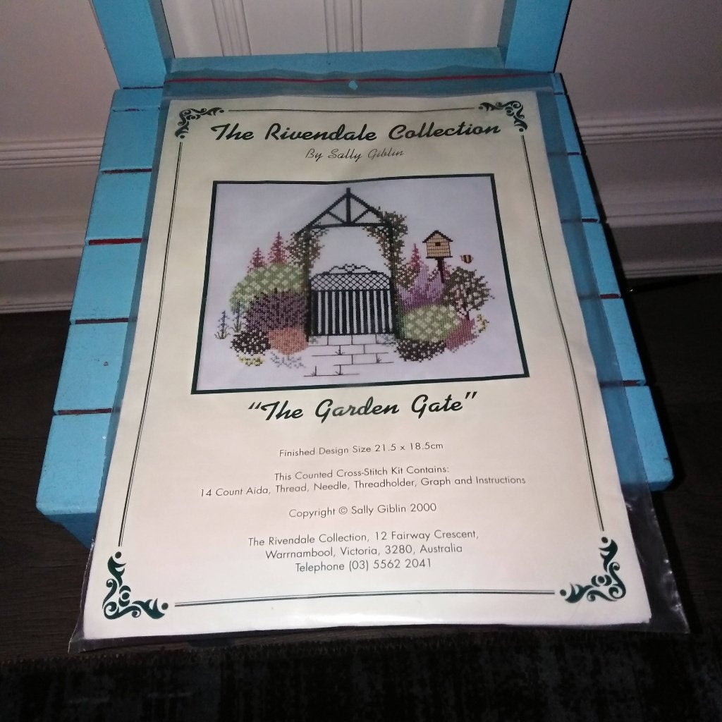 Borduurpakketje The Garden Gate - The Rivendale Collection, Hobby en Vrije tijd, Borduren en Borduurmachines, Ophalen, Gebruikt