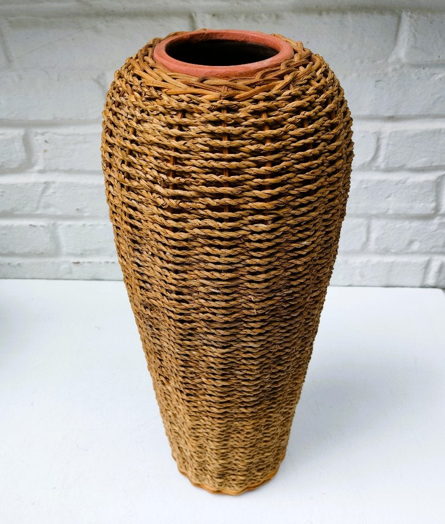 Terracotta vaas met touw en rotan omwikkeld. PARLANE. Brits., Overige kleuren, Aardewerk of Porselein, Ophalen of Verzenden, Zo goed als nieuw