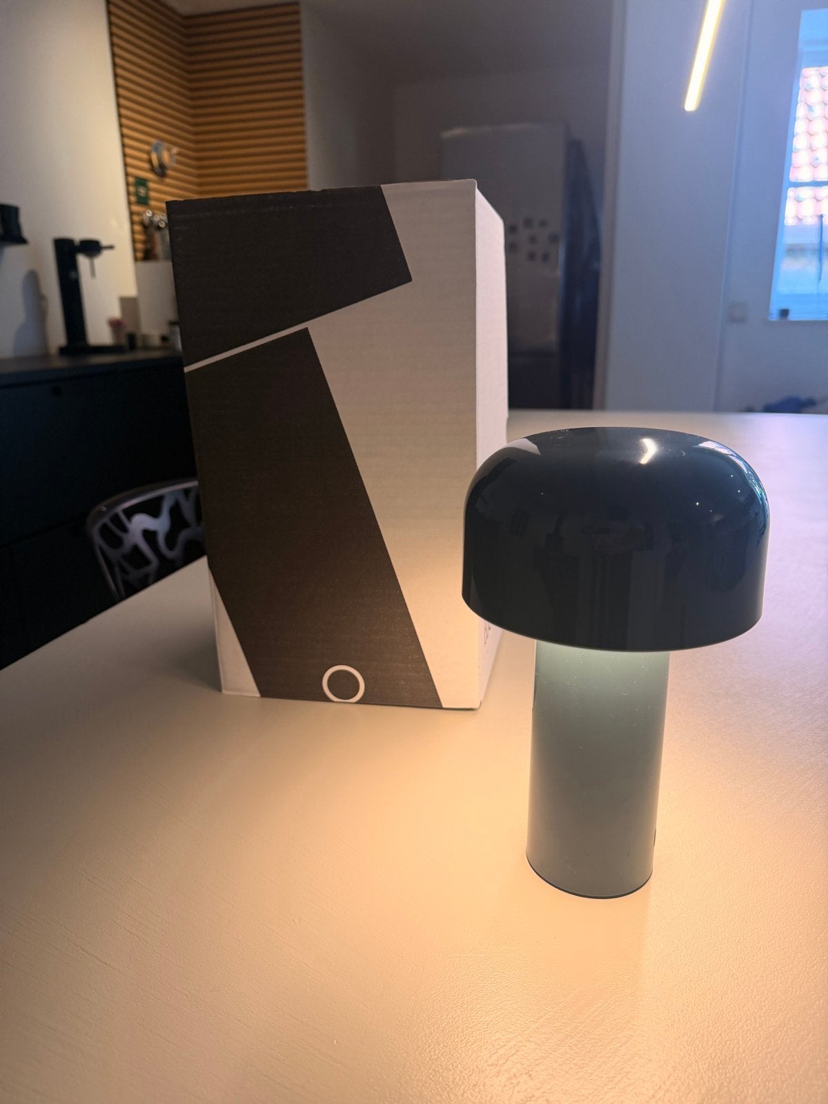 Flos Bellhop Draagbare Tafellamp - Design van Barber & Osger, Huis en Inrichting, Lampen | Tafellampen, Blauw, Dimbaar, Kunststof