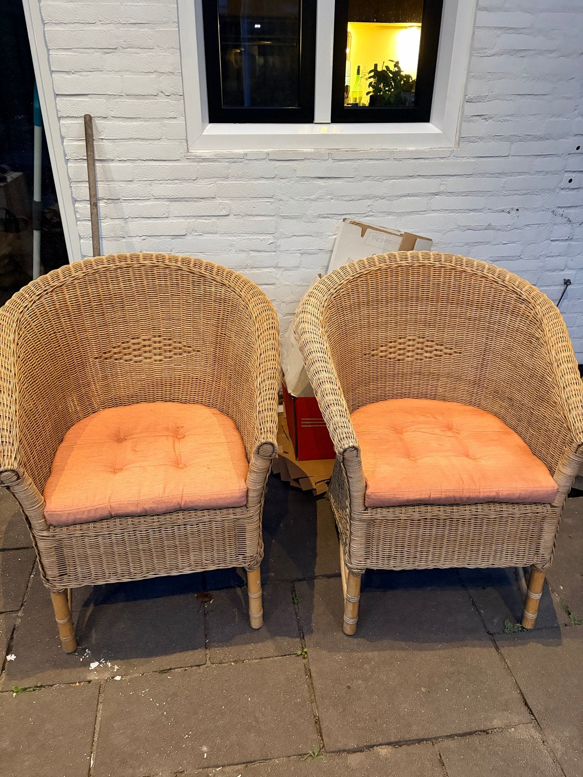 2 rieten stoelen met kussentjes, Ophalen, Gebruikt