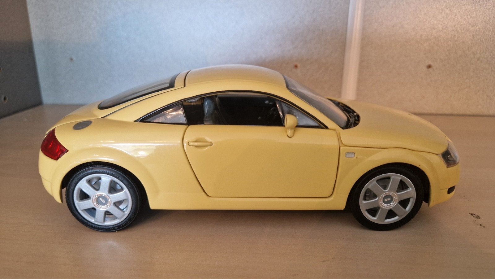 Audi TT modelauto geel - gedetailleerd schaalmodel, Ophalen of Verzenden, Zo goed als nieuw