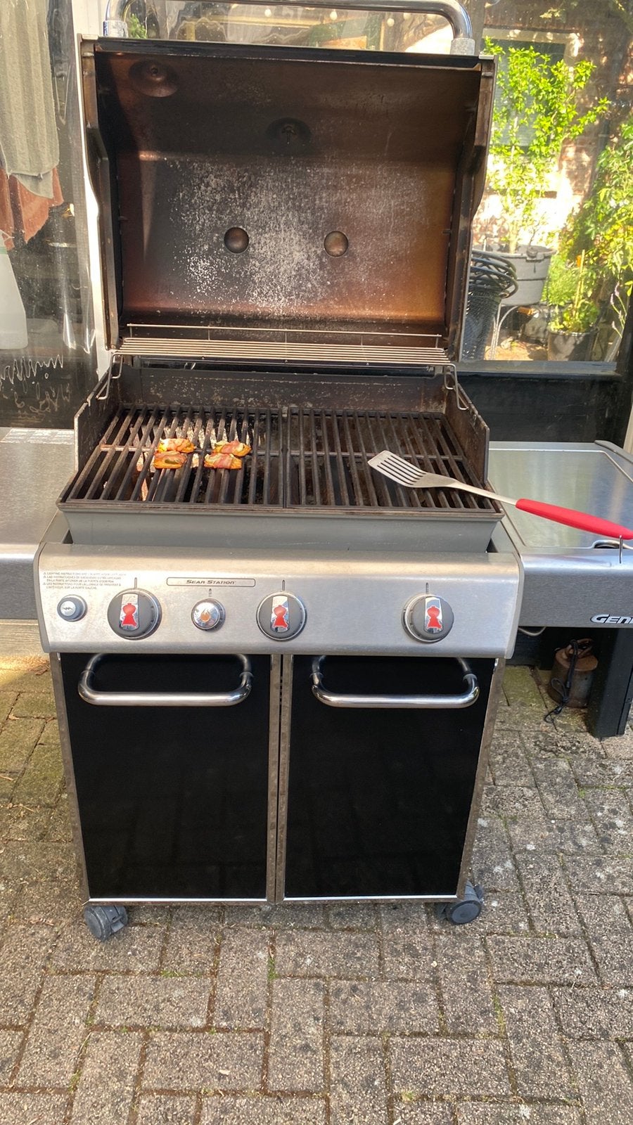 Goede Weber Genesis gasbarbecue met zijbrander en searknop, Ophalen, Gebruikt