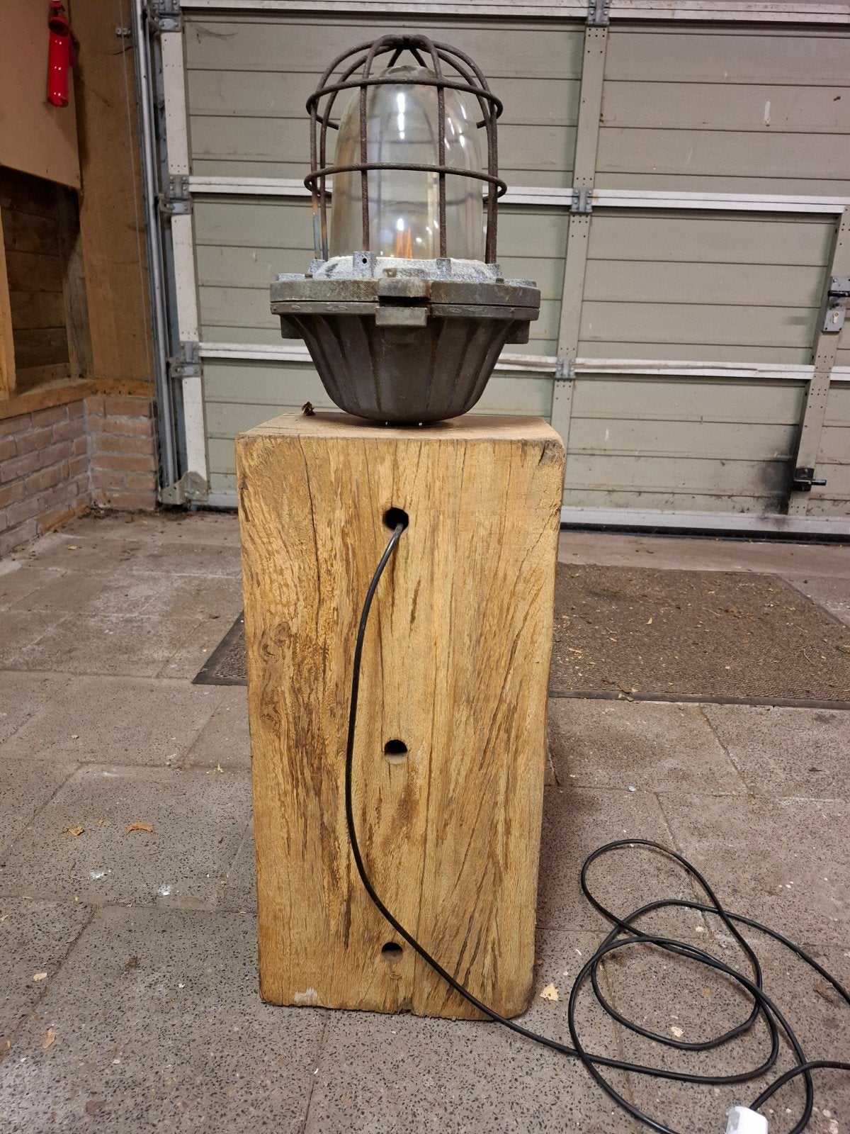 Massief eikenhouten meerpaal met industriële lamp, Huis en Inrichting, Ophalen, Gebruikt, E27 (groot), Glas