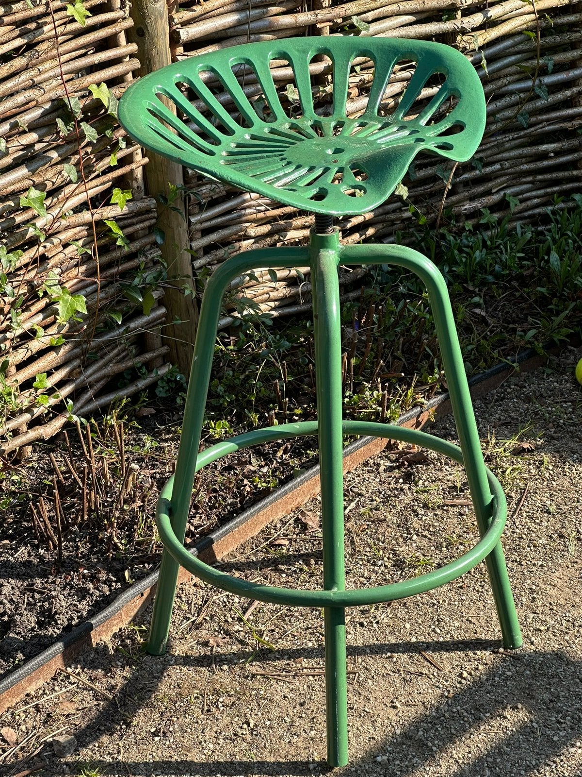 Brokante Barkruk van klassieke trekker zitting, Huis en Inrichting, Stoelen, Overige kleuren, Ophalen of Verzenden, Zo goed als nieuw