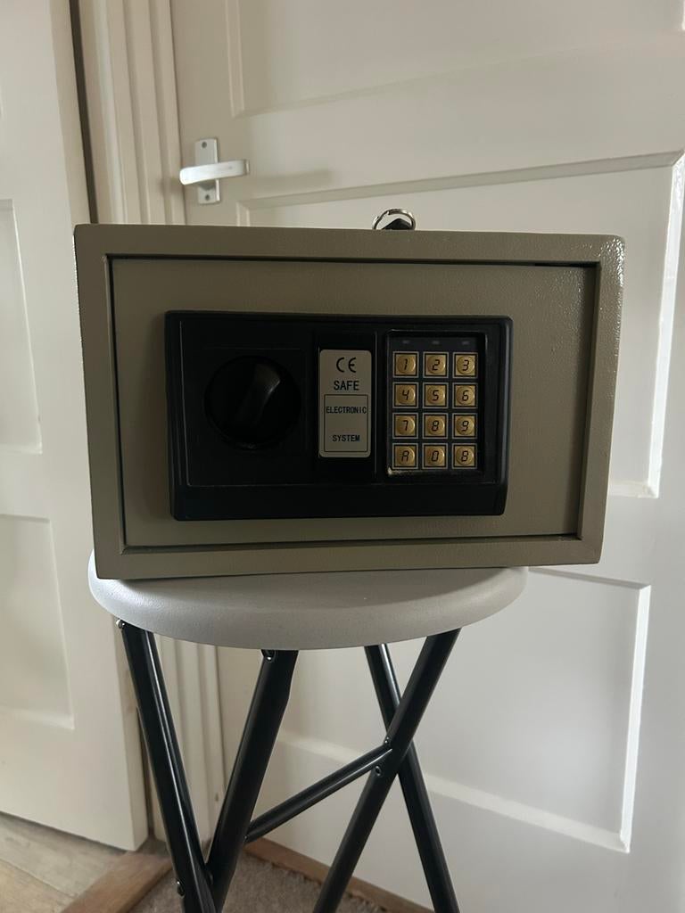 Compacte kluis met elektronisch slot, Huis en Inrichting, Brandblussers en Brandkasten, Ophalen of Verzenden, Gebruikt, Brandkast