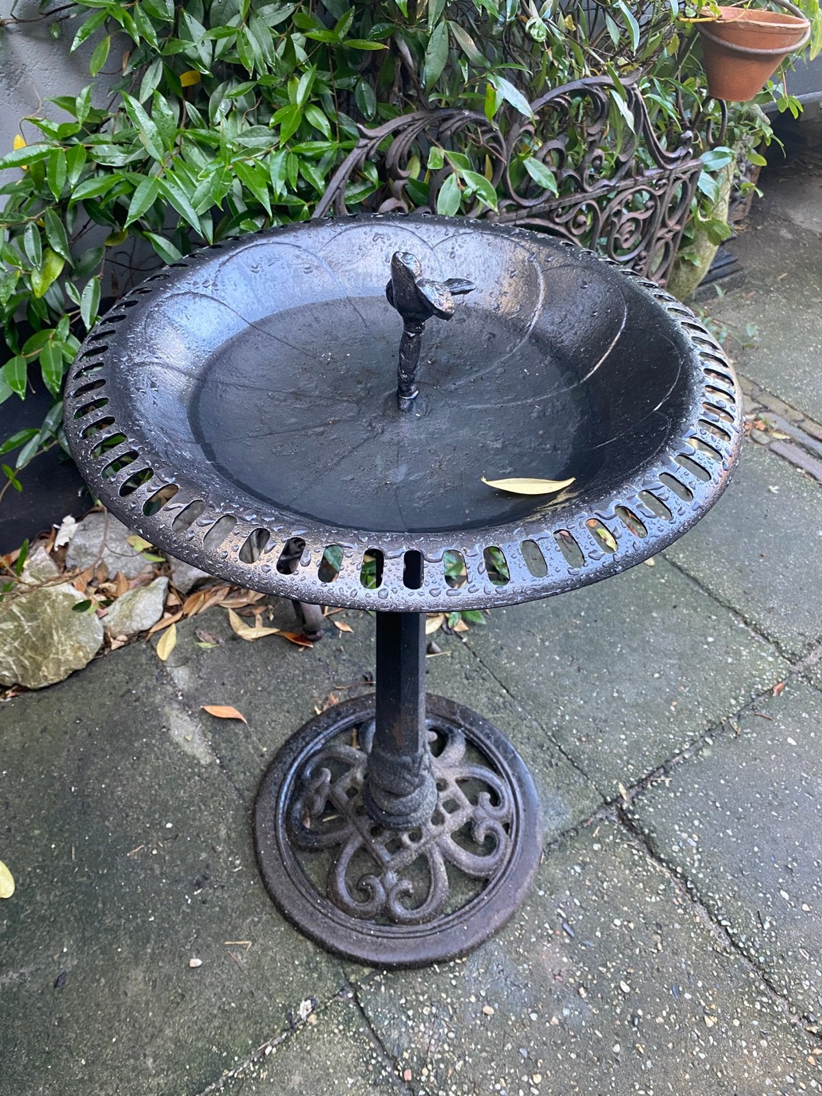 Super leuk vogelbad, D 48cm  brocant, vogelschaal tuinschaal, Tuin en Terras, Ophalen, Gebruikt, Metaal, Dierenbeeld
