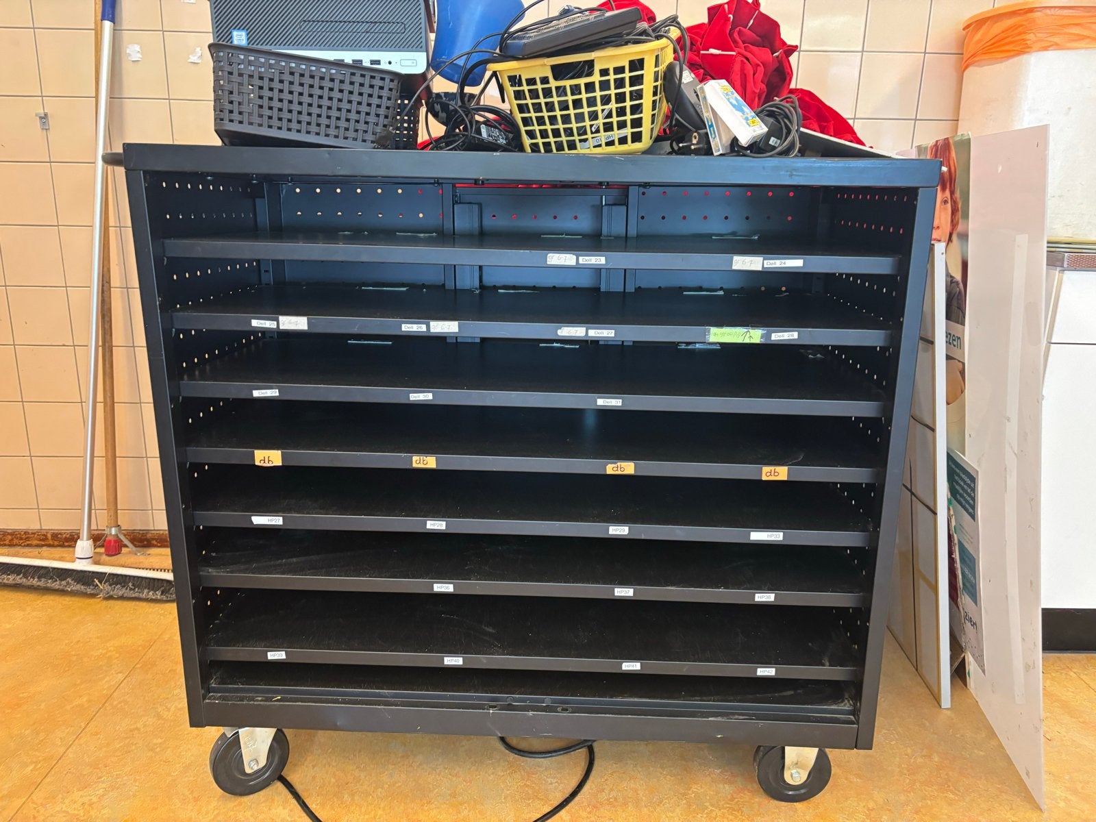 Verrijdbare kast met 9 vakken, Ophalen, Gebruikt