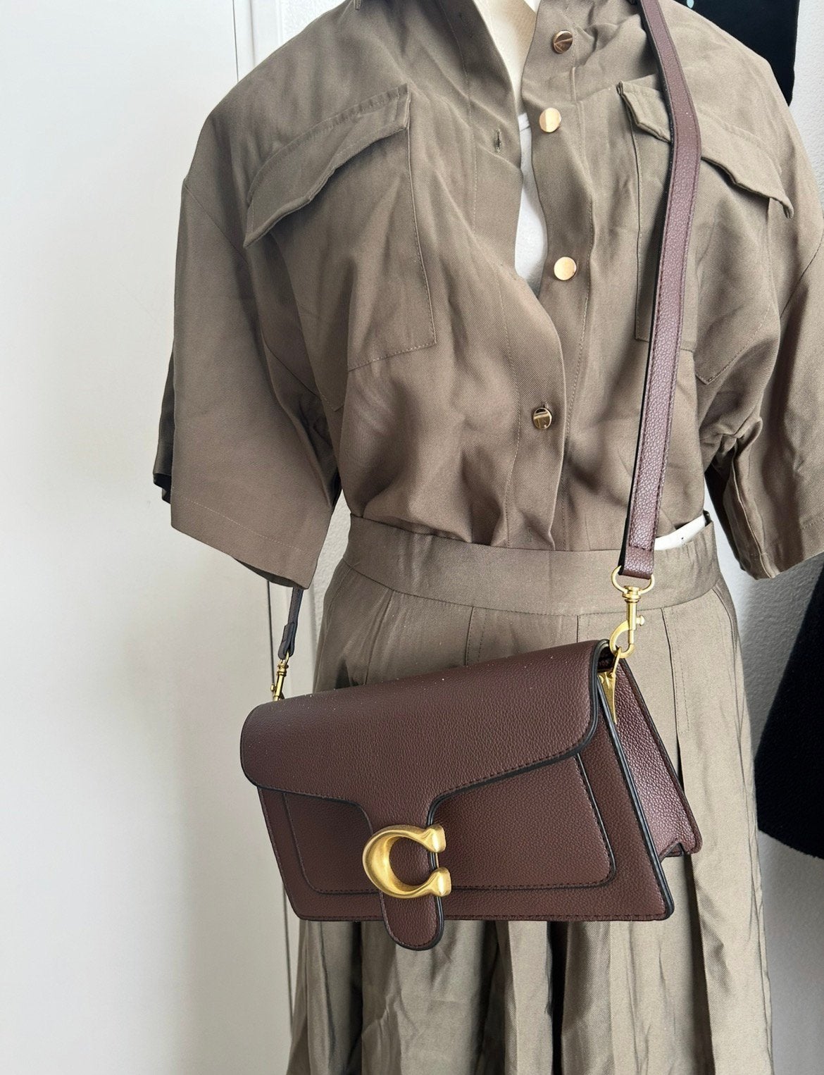 Nieuwe set rok met top/blouse in beige en kn olijgroen M, Kleding | Dames, Jumpsuits, Ophalen of Verzenden, Nieuw, Beige