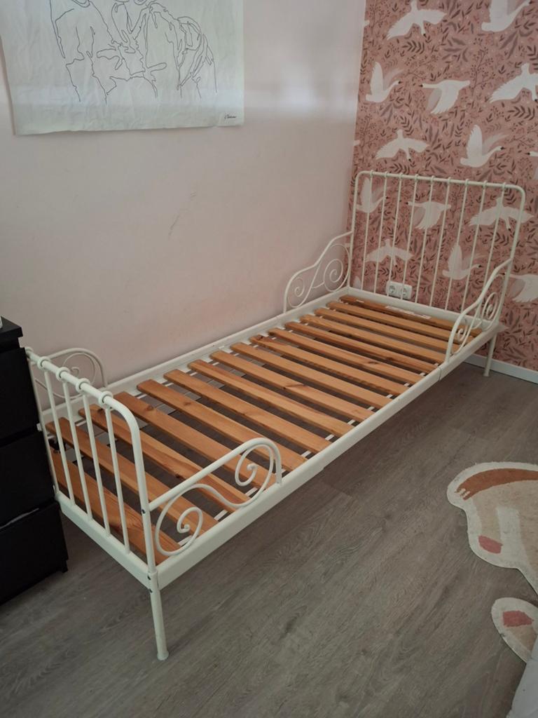 Stalen IKEA meegroeibed wit met lattenbodem, Kinderen en Baby's, Kinderkamer | Bedden, Ophalen