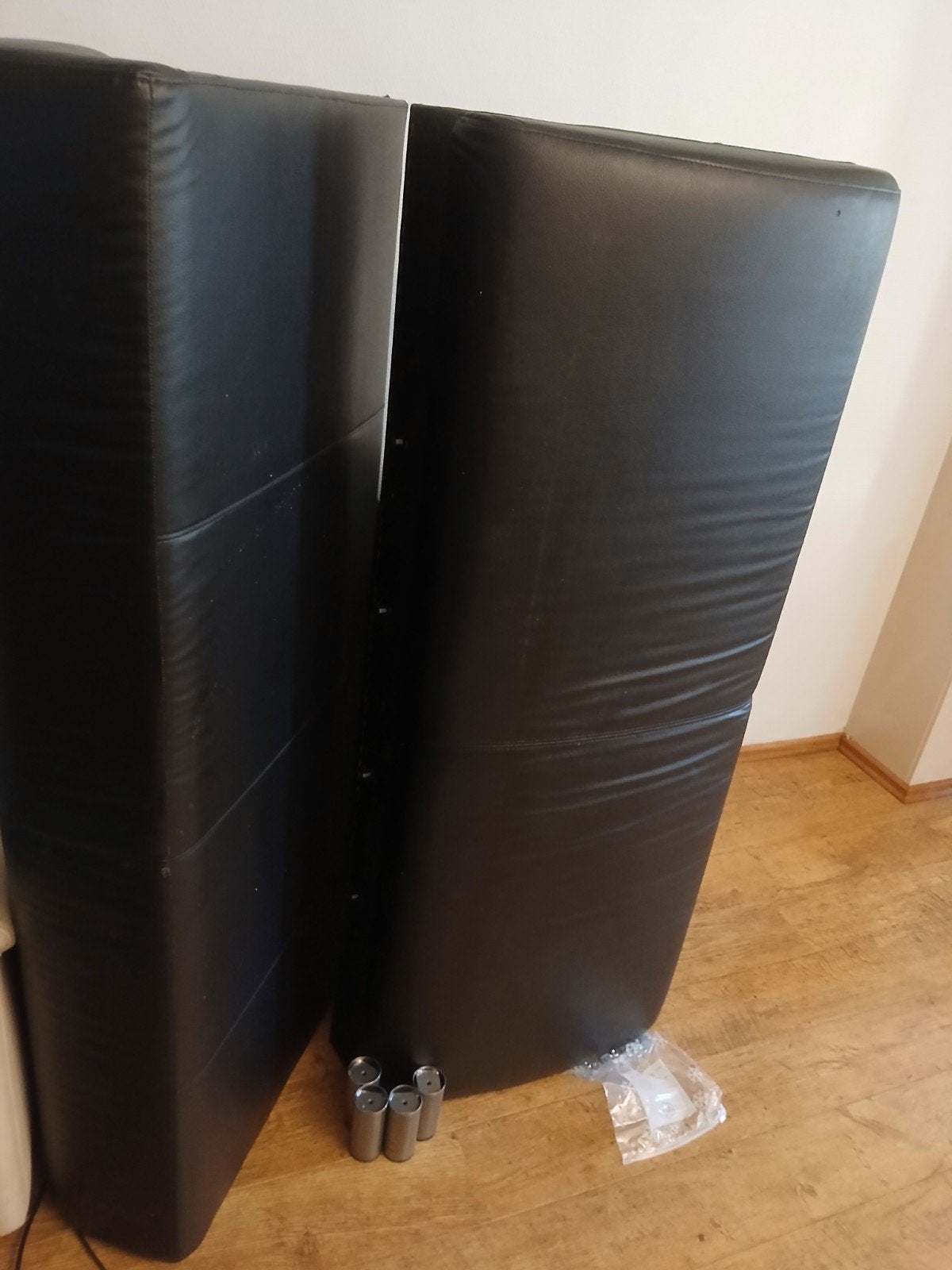 Zwarte Ikea lederen bank - zaterdag ophalen = korting !!, Huis en Inrichting, Banken | Bankstellen, Nieuw, Rechte bank, Tweepersoons