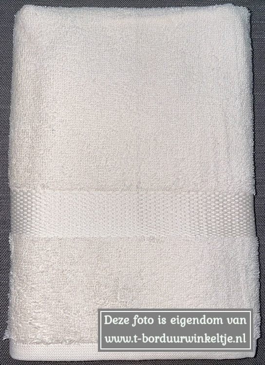 Handdoek Ecru geborduurd met naam, Ophalen of Verzenden, Nieuw, Beige, Handdoek