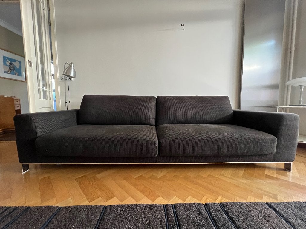 Design Made in Italy Eddy bank – donkerbruine ribstof, Huis en Inrichting, Banken | Bankstellen, Ophalen, Gebruikt, Driepersoons