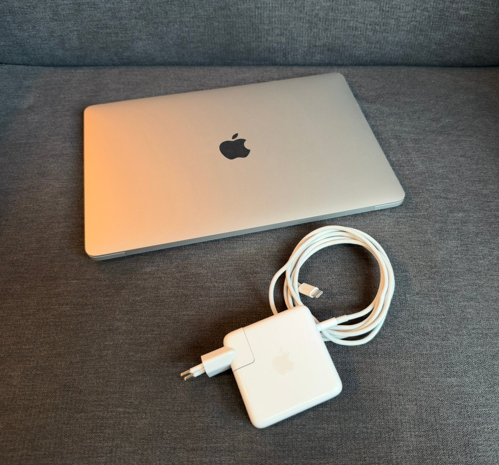 Foto 7 van  MacBook Pro 13” M1 256GB touchbar uitstekende staat