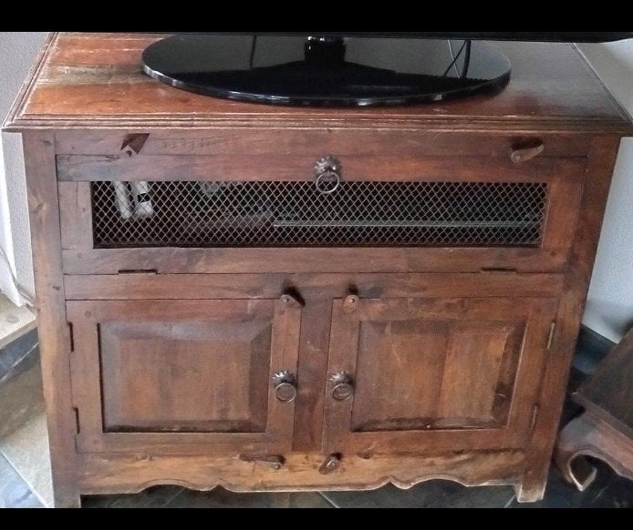 Massief houten tv-meubel met metalen rooster, Gebruikt, 100 tot 150 cm, Rustiek, 25 tot 50 cm