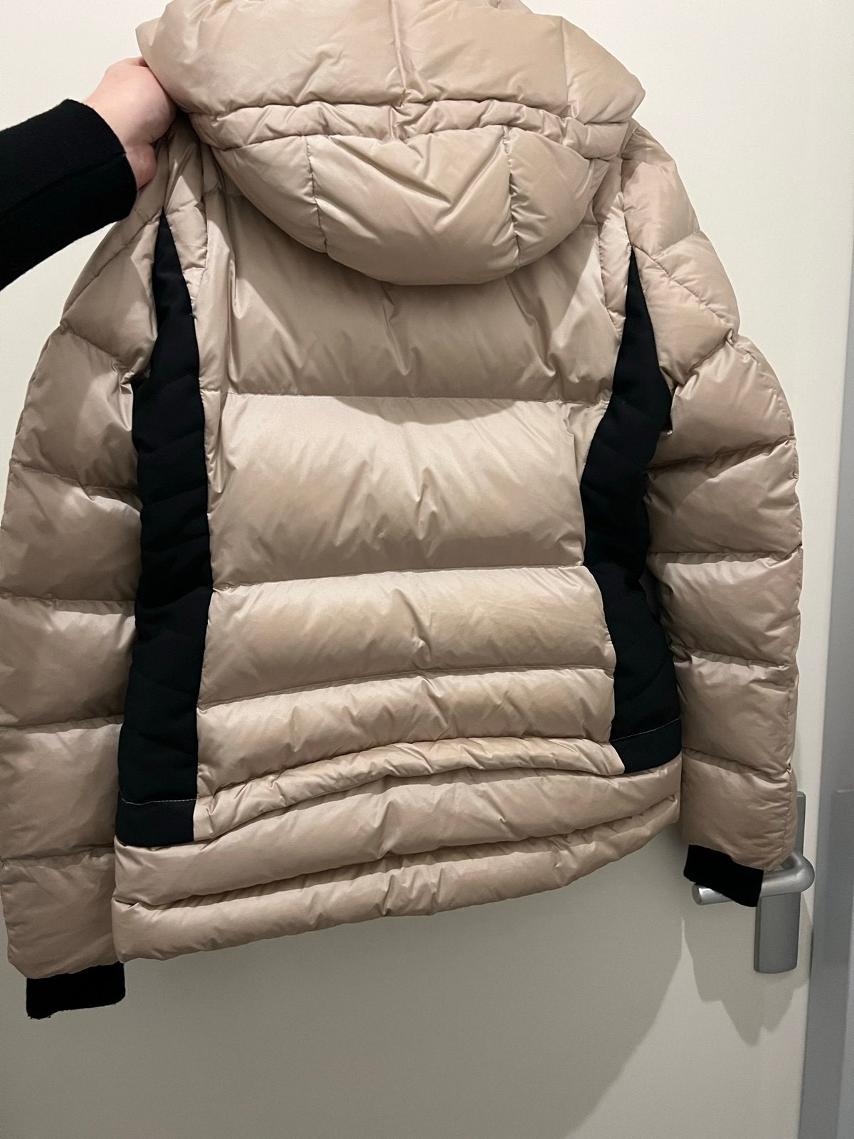 Foto 2 van Vrijwel nieuwe jas Creenstone beige zwart dons kort 36/S!