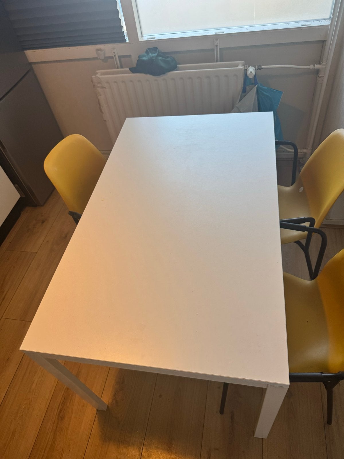 Witte eettafel met 4 gele stoelen van ikea, Huis en Inrichting, Tafels | Eettafels, Kunststof, Gebruikt, 100 tot 150 cm, Tot twee personen