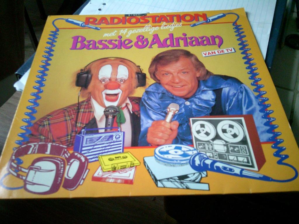 BASSIE & ADRIAAN LP RADIOSTATION, Overige genres, Ophalen of Verzenden, Zo goed als nieuw, Inclusief binnenhoes