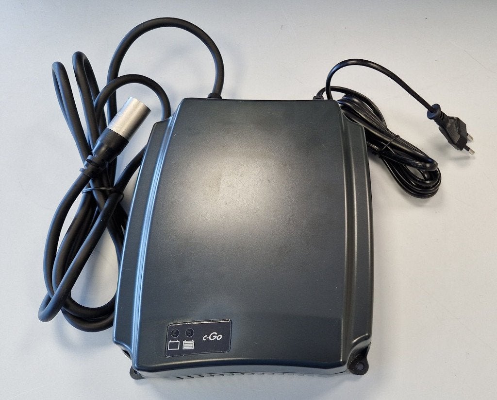 c-Go 24V-10A acculader met XLR connector, Ophalen of Verzenden, Gebruikt