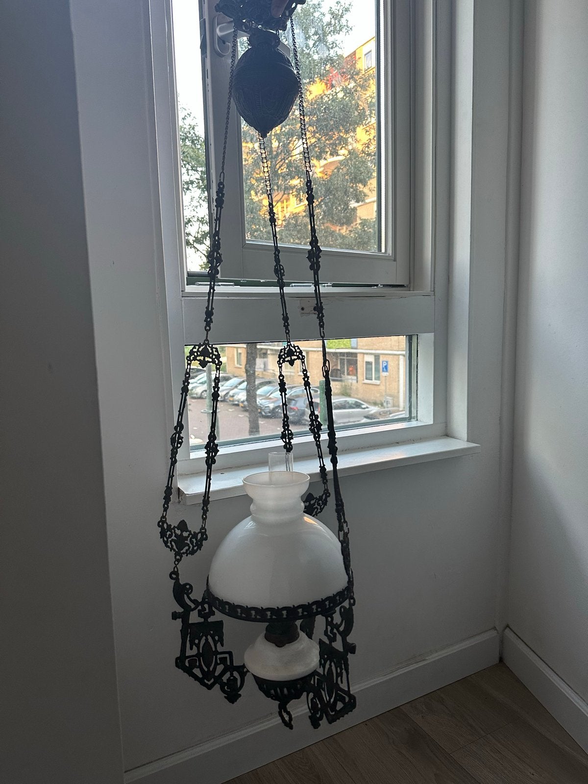 Antieke hanglamp met melkglas en sierlijke kettingen, Ophalen of Verzenden