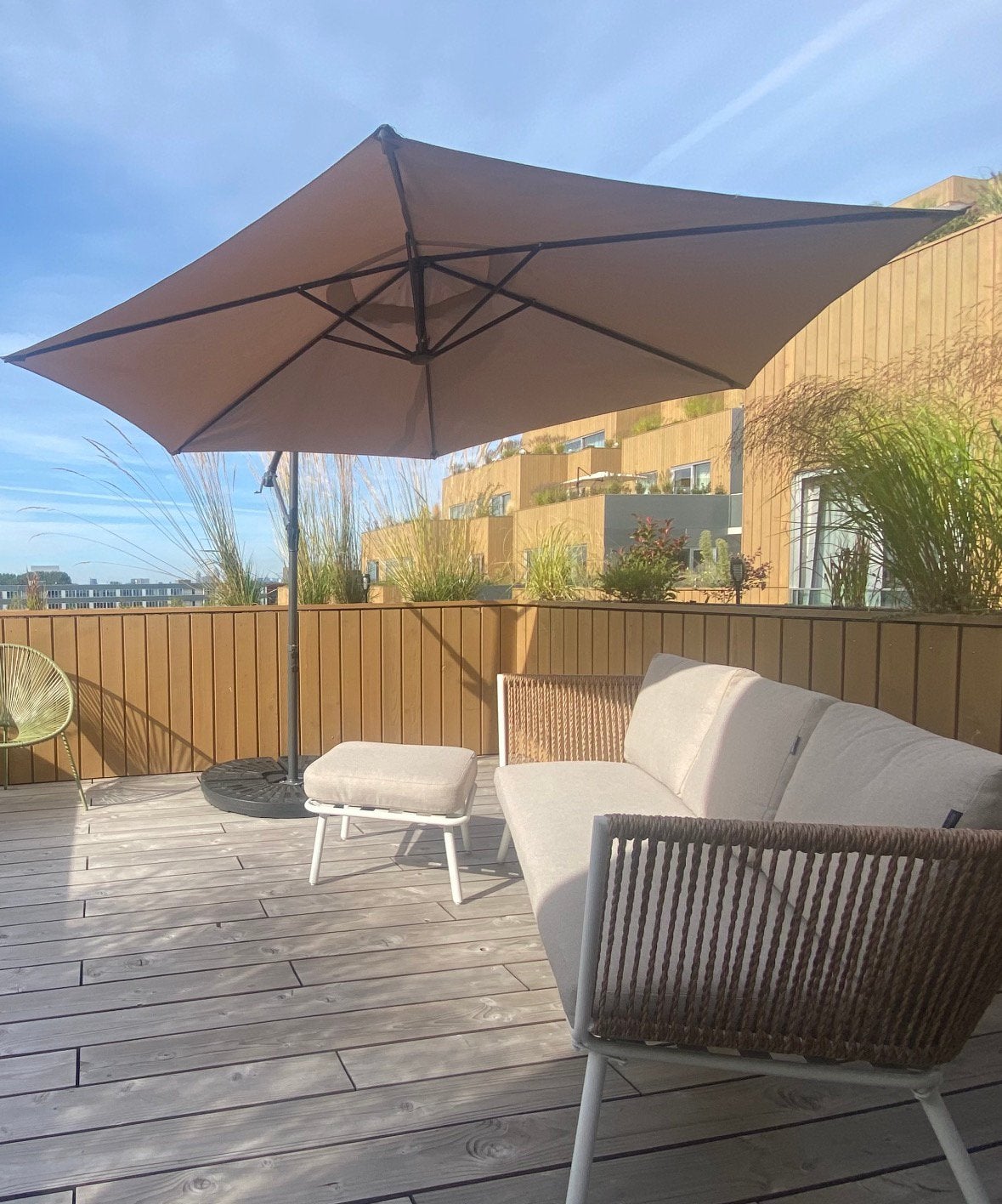 Parasol taupe met verzwarende voet, Ophalen, Zo goed als nieuw, Zweefparasol