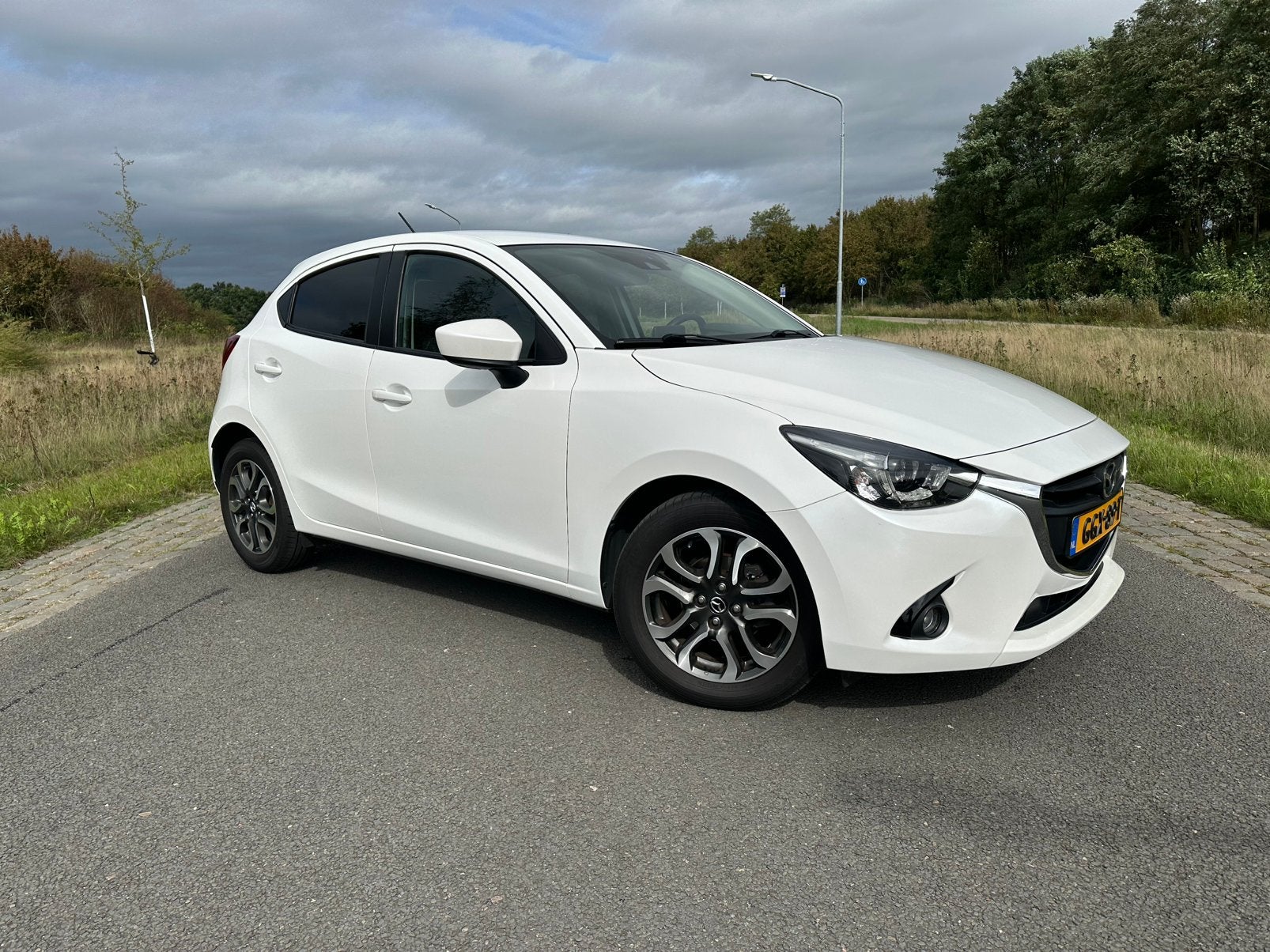 Mazda 2 1.5 Skyactiv-G GT-M line Nakama LED Parelmoerwit, Voorwielaandrijving, Stof, Zwart, 4 cilinders