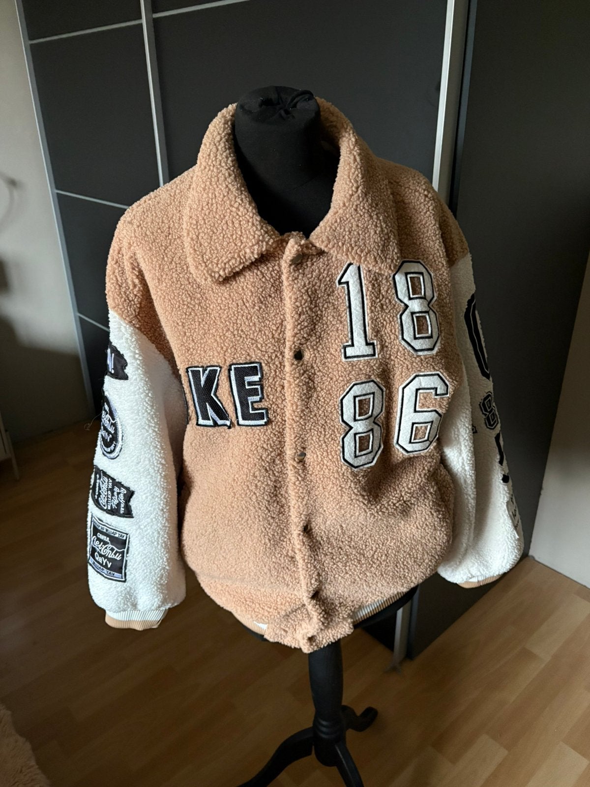 By Clara teddy varsity bomberjack mt L ZGAN, Ophalen of Verzenden, Zo goed als nieuw, Maat 42/44 (L), Beige