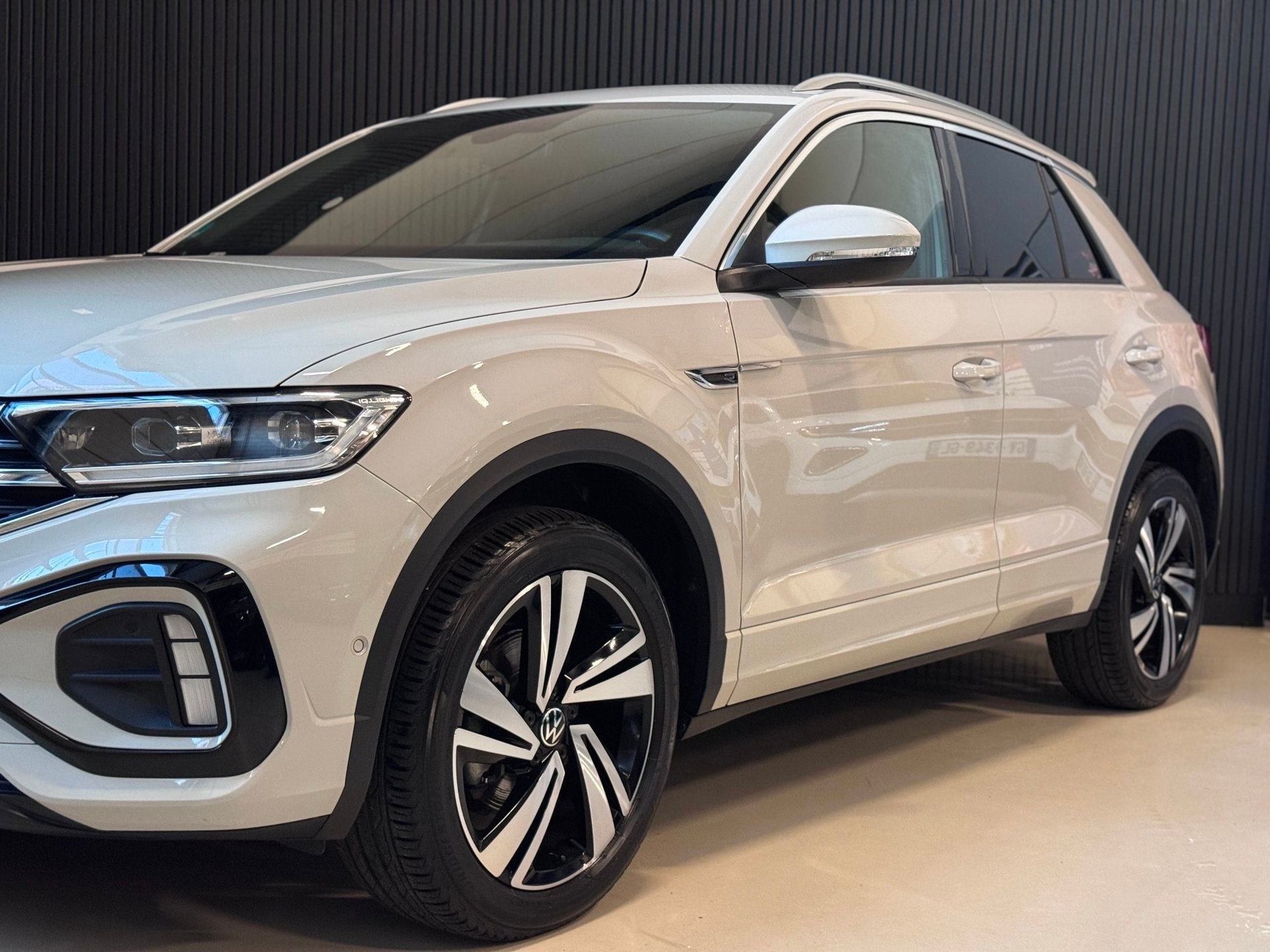 Volkswagen T-Roc 1.5 TSI R-Line DSG | IQ LIGHT | CAMERA | KE, Auto's, Dealer onderhouden, Zwart, 4 cilinders, 150 pk