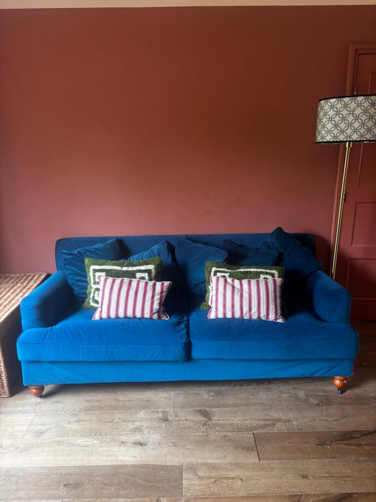 Blauw fluwelen bank / sofa 2,5 - zitsbank, Engelse rolled arm sofa, Gebruikt, Driepersoons, 75 tot 100 cm