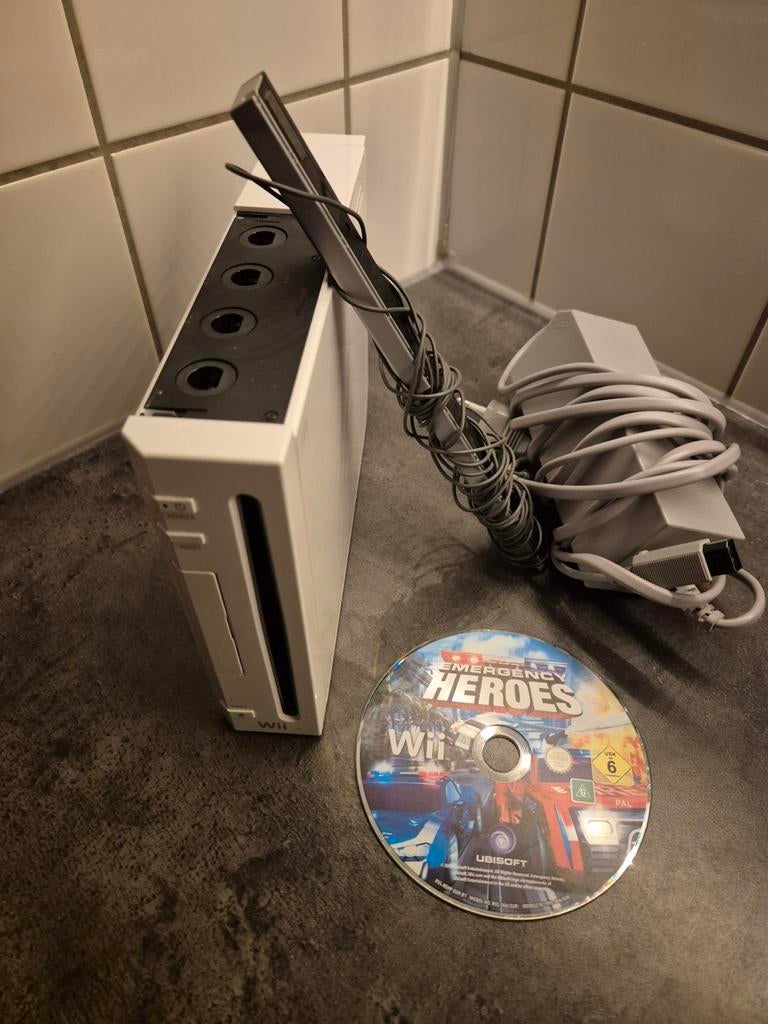 Wii console met voeding, sensorbalk en Emergency Heroes, Ophalen of Verzenden