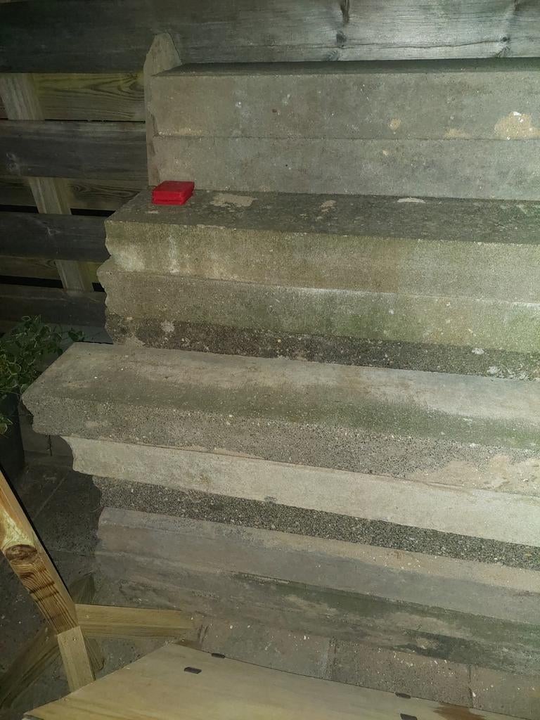 Gratis af te halen: Gebruikte betonnen tegels/banden, Tuin en Terras, Gebruikt, Overige typen, Ophalen of Verzenden, Minder dan 5 m²
