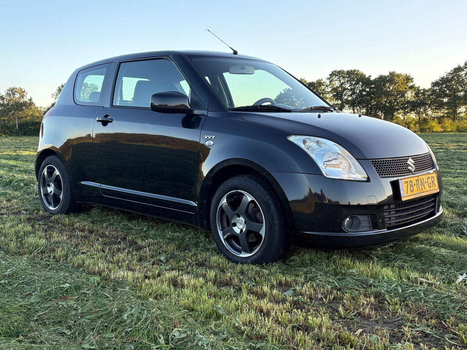 Suzuki Swift 1.5 3D 2005 Zwart, Auto's, 40 €/maand, Zwart, 4 cilinders, Handgeschakeld