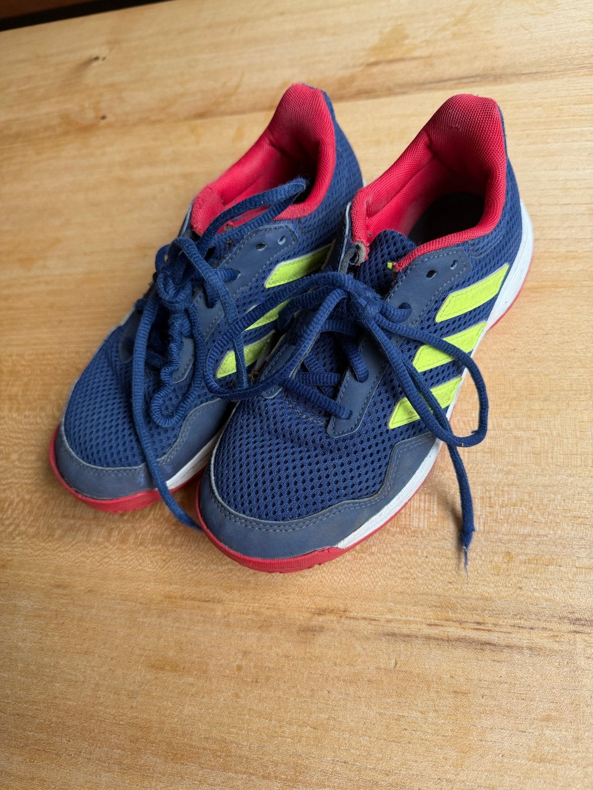 Adidas sportschoenen - Blauw met neon geel, Kleding | Dames, Schoenen, Ophalen of Verzenden, Gedragen, Blauw, Sportschoenen