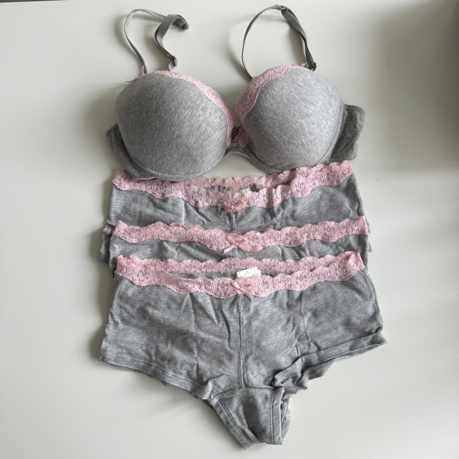 Twee setjes lingerie maat 75C en slips M, Verzenden, Grijs, Setje