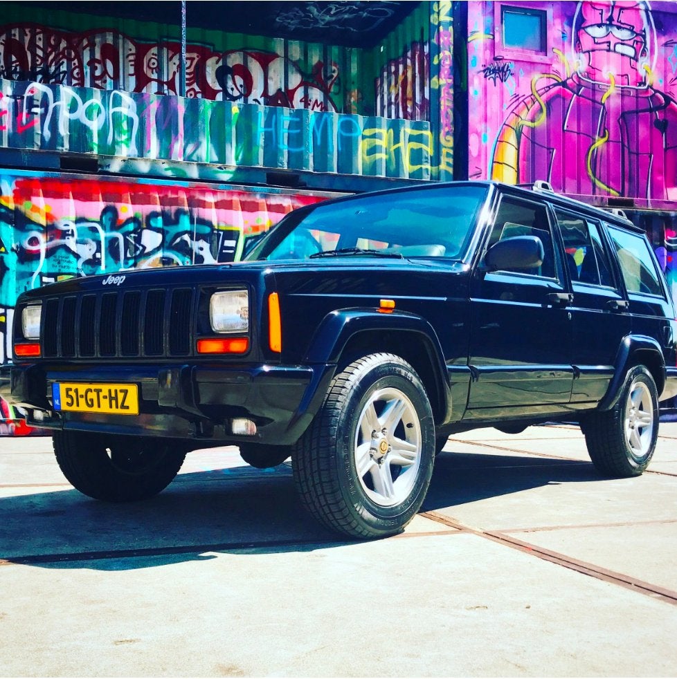 Jeep Cherokee XJ met nieuwe motor, Auto's, 450 kg, Zwart, Zwart, Origineel Nederlands