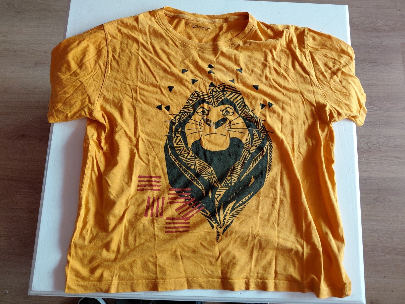 Disneyland Paris t-shirt Lion King Mufasa maat XL., Ophalen of Verzenden, Zo goed als nieuw, Maat 56/58 (XL), Geel