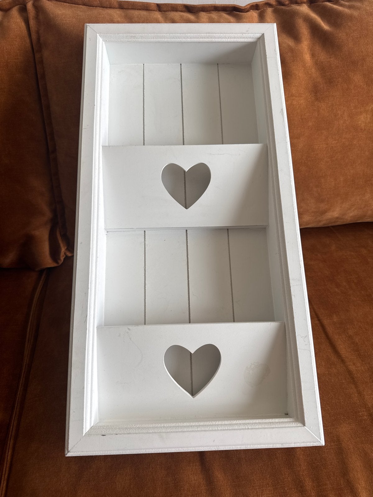Witte houten boekjeshouder met hartjes, Ophalen, Hout, Gebruikt, Landelijk