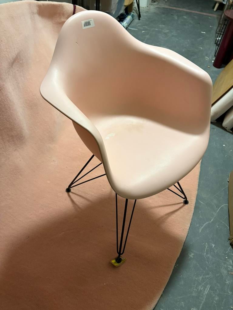 Vitra dar stoel roze showmodel buitenkans, Huis en Inrichting, Stoelen, Ophalen of Verzenden, Zo goed als nieuw, Overige kleuren