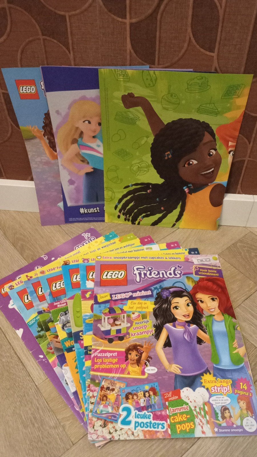 7 lego friends tijdschriften + stapeltje poster. Meer strips, Meerdere stripboeken, Ophalen of Verzenden, Lego friends