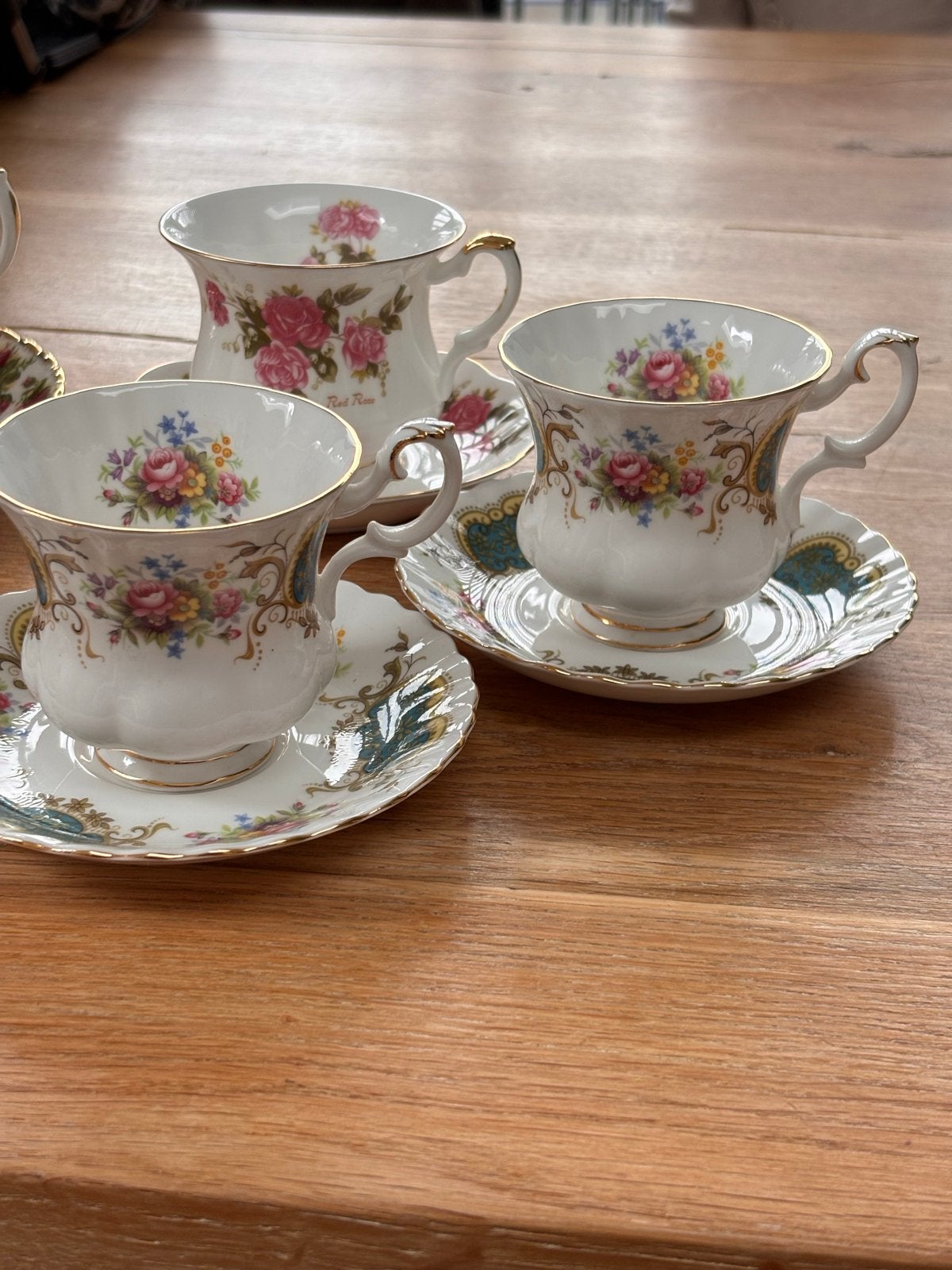 Royal Albert theekopjes en schotels - diverse sets, Antiek en Kunst, Antiek | Servies los, Ophalen