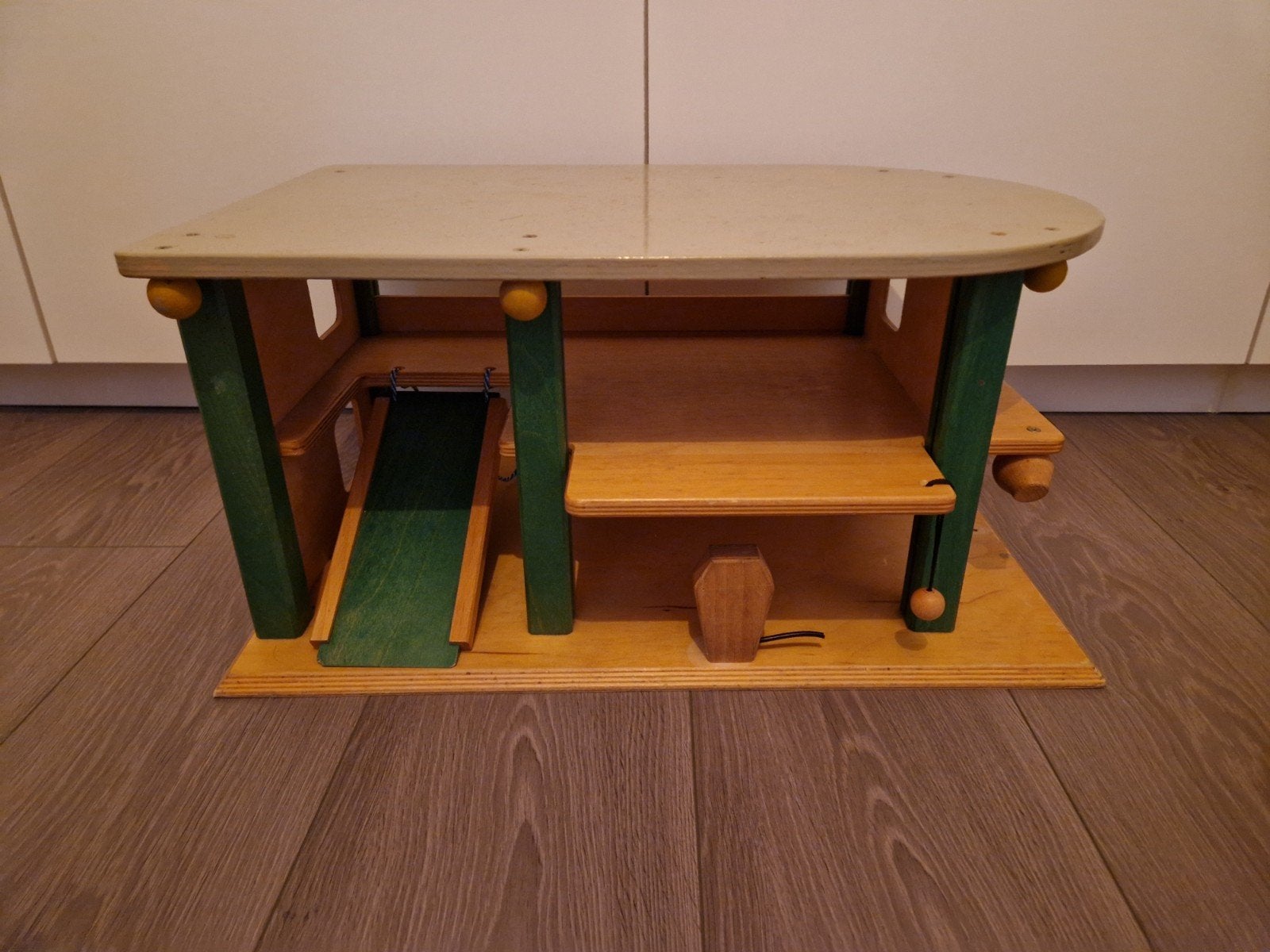 Houten speelgoed garage met lift en oprit, Ophalen, Gebruikt, Jongen of Meisje