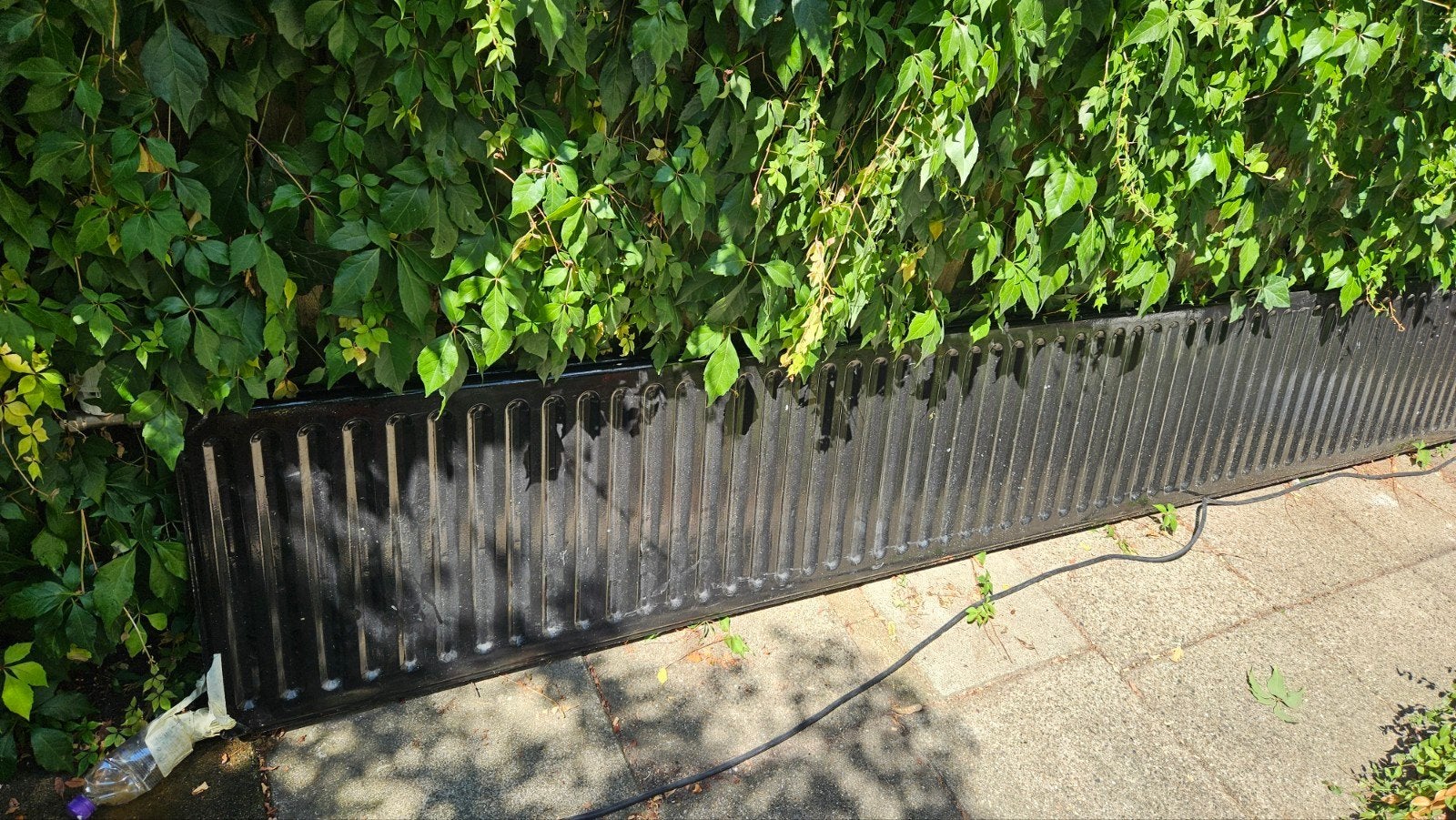 Klassieke zwarte ijzeren radiator - 4.30m lang, 50cm hoog, Ophalen, 30 tot 80 cm, Gebruikt, Radiator