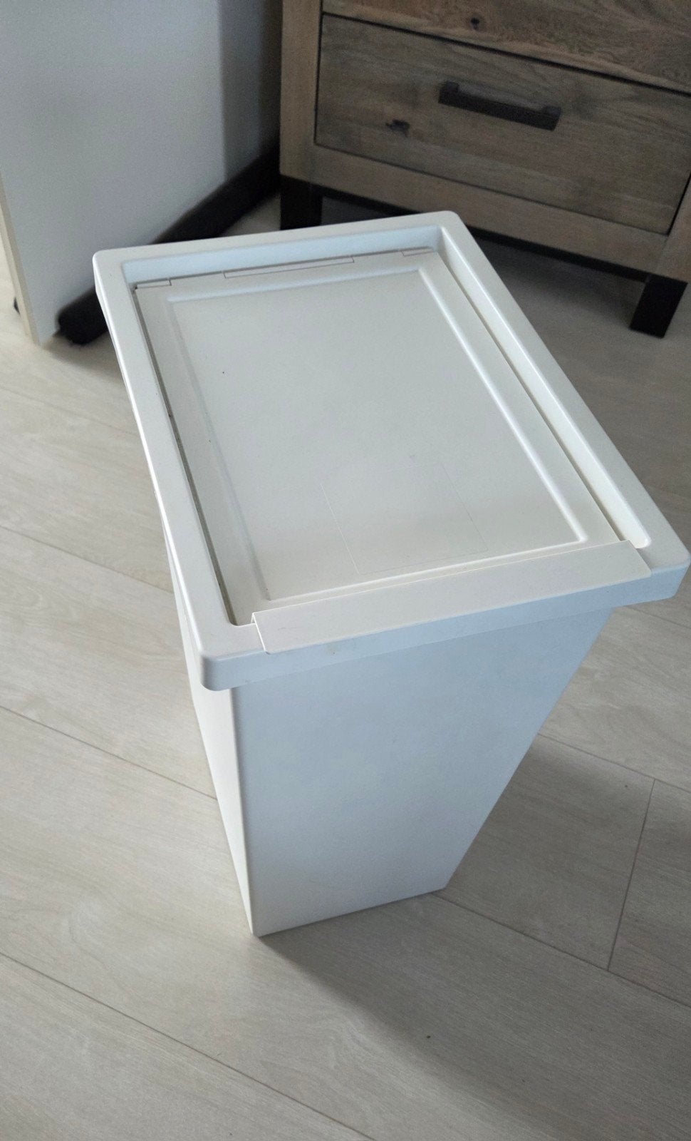 Witte prullenbak met deksel - Zo goed als nieuw, Ophalen, 50 – 75, Kunststof, Zo goed als nieuw