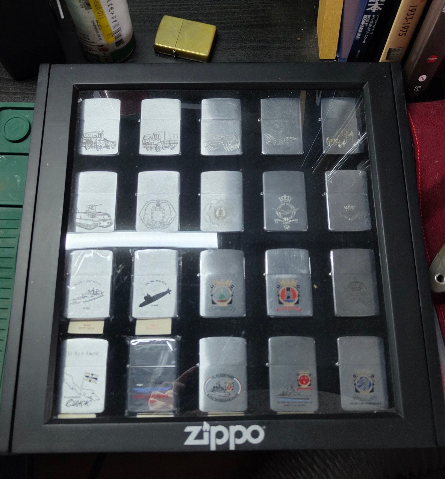 Gezocht: Zippo displays 5x4 en groter, Ophalen, Zo goed als nieuw, Aansteker