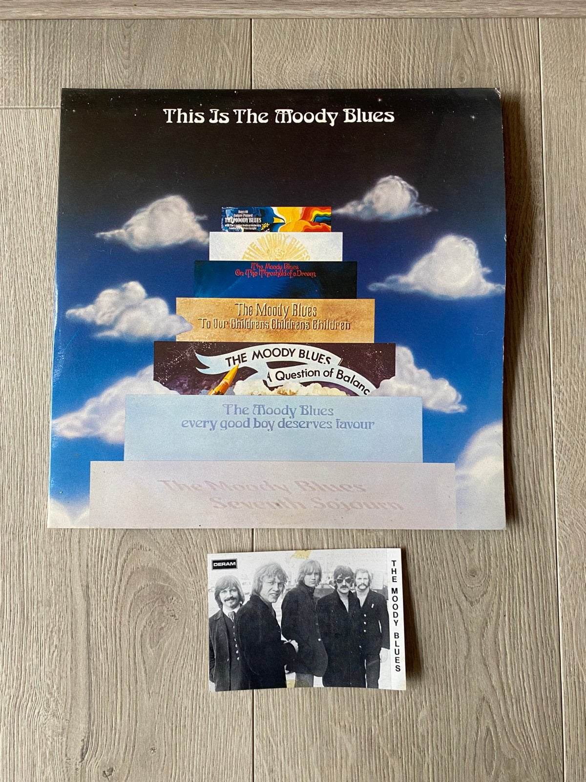 2LP Moody Blues-This is the Moody Blues + foto/infokaart, Gebruikt, Pop, Ophalen of Verzenden, Gatefold hoes