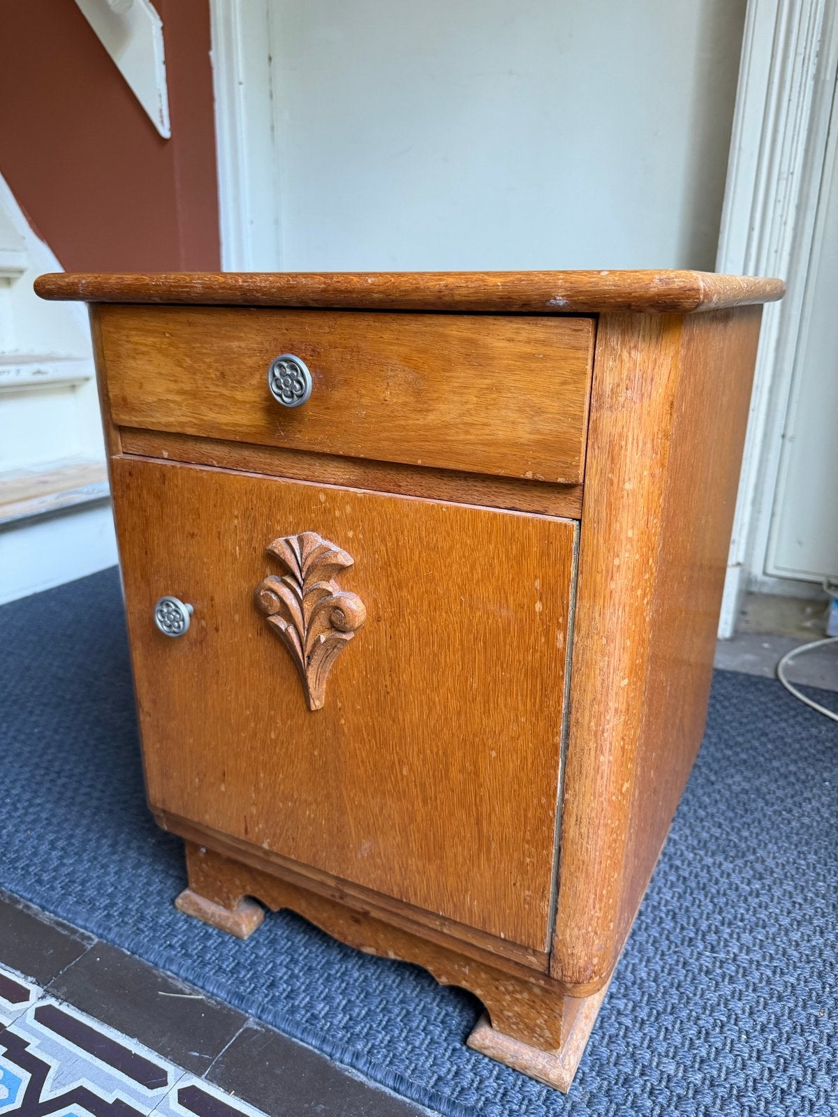 Vintage houten nachtkastje met lade en sierornament, Ophalen