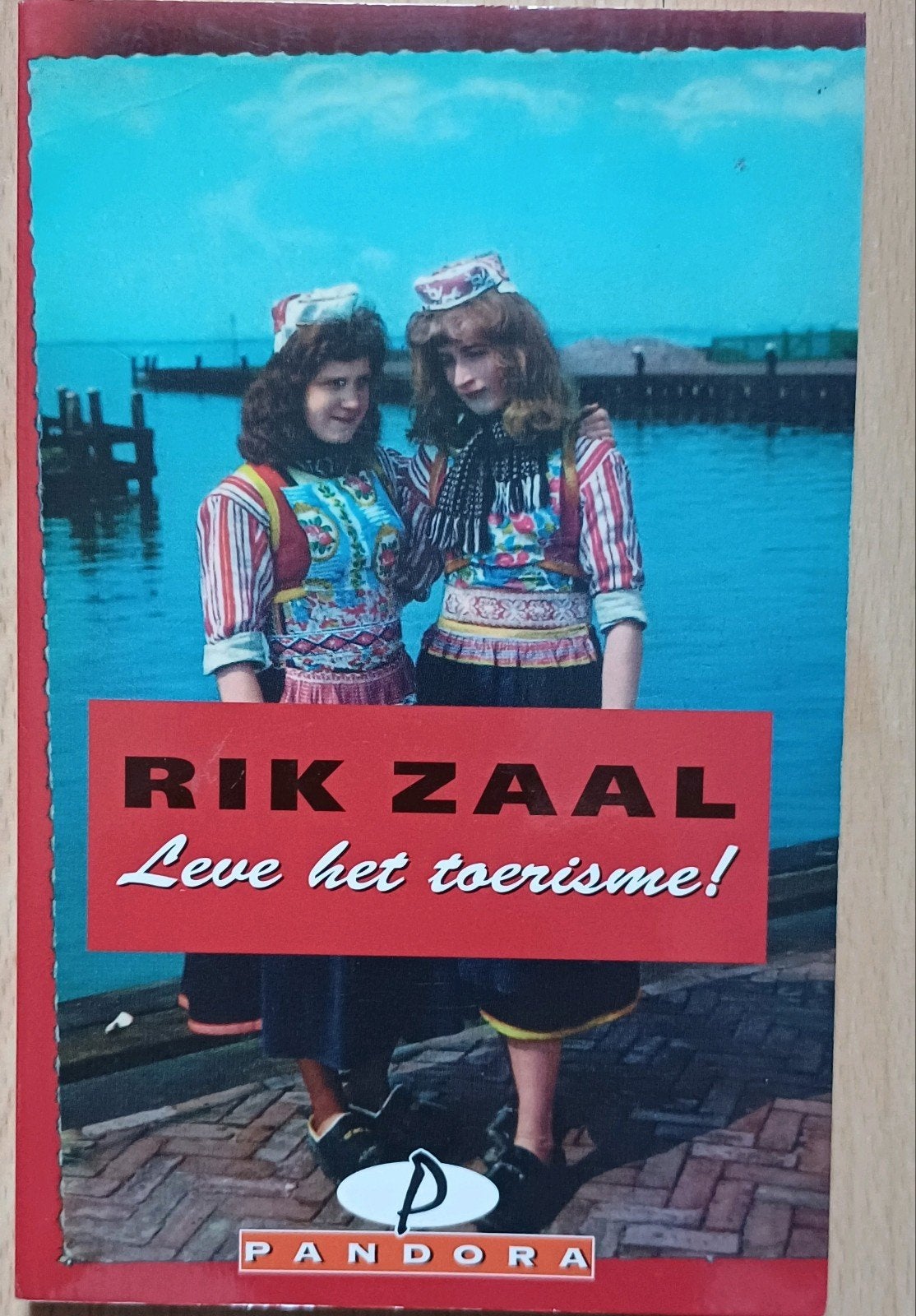 Rik Zaal - Leve het toerisme! (Reisgids/Boek), Europa, Ophalen of Verzenden, Reisgids of -boek, Rik Zaal