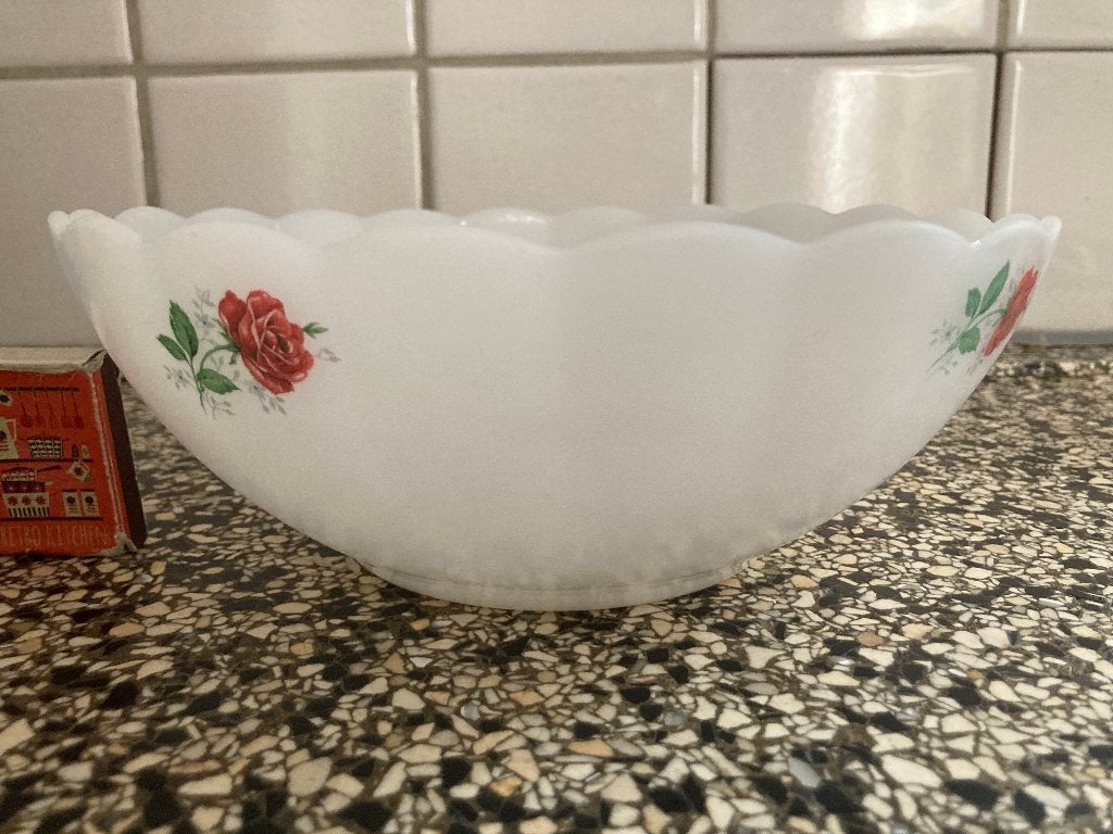 Arcopal witte ronde schaal rode roosjes rood roos vintage, Ophalen of Verzenden, Overige stijlen, Glas, Schaal of Schalen