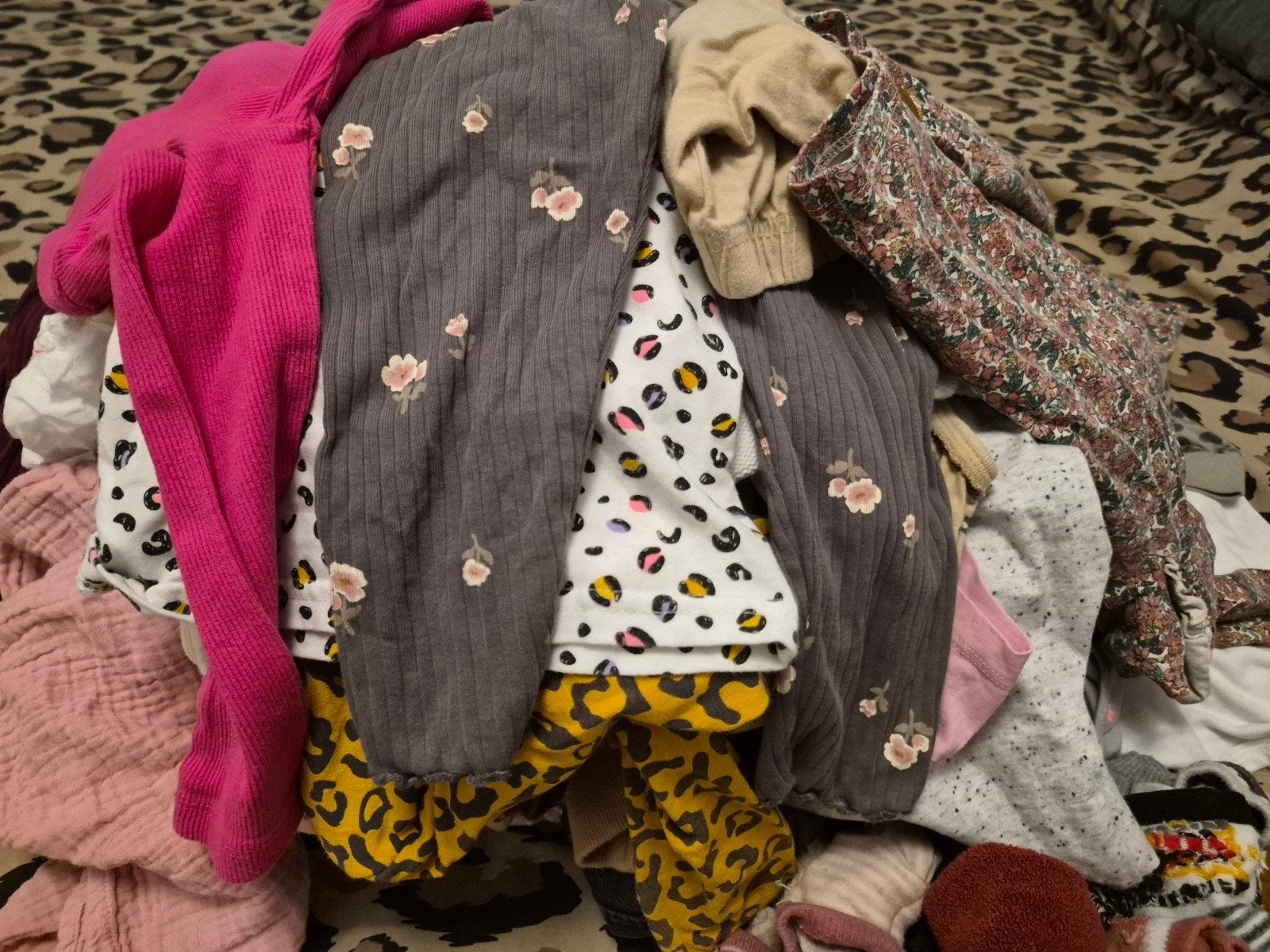 Grote zak vol meisjes- sokken, sloffen, pyjama's en schoenen, Ophalen, Gebruikt, Overige maten