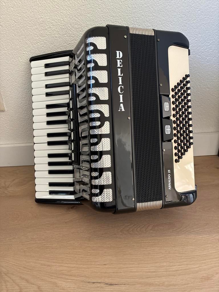 Accordeon Delicia Arnaldo 23, Muziek en Instrumenten, Accordeons, Ophalen, 72-bas, Met koffer, Toetsaccordeon